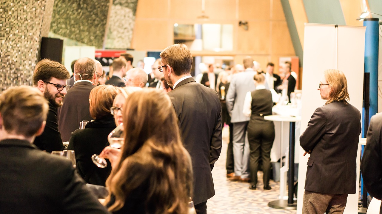 découvrez l'art du networking professionnel pour booster votre carrière, élargir votre réseau et saisir de nouvelles opportunités.
